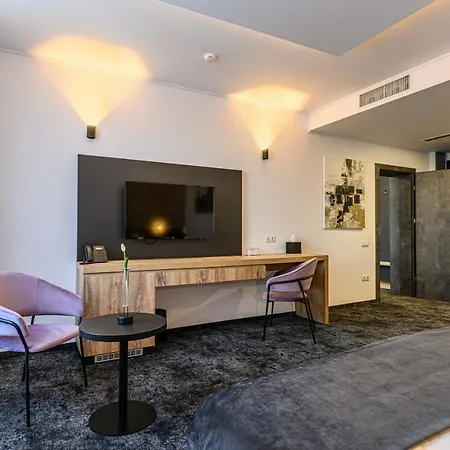 B The Hotel Sfântu-Gheorghe