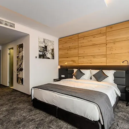 B The Hotel 4*