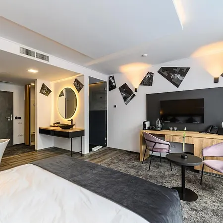 Hotel B The 4*